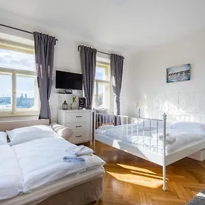 https://kafka-apartment-with-bridge-view.praguehotelsweb.com